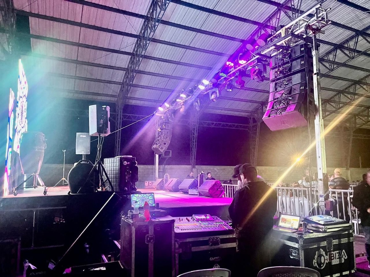 Tarima con sistema de sonido line array e iluminación