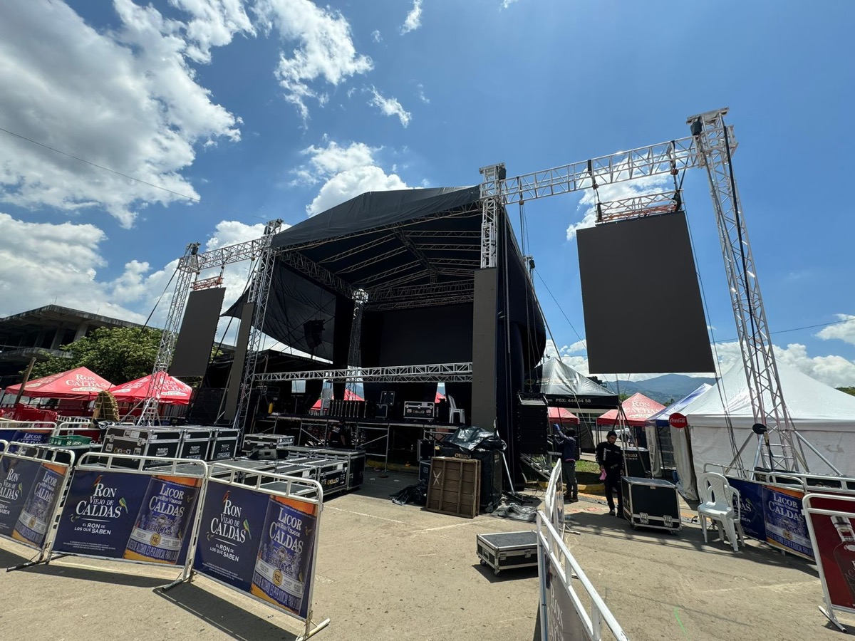 Tarima exterior con techo en truss y pantalla LED gigante