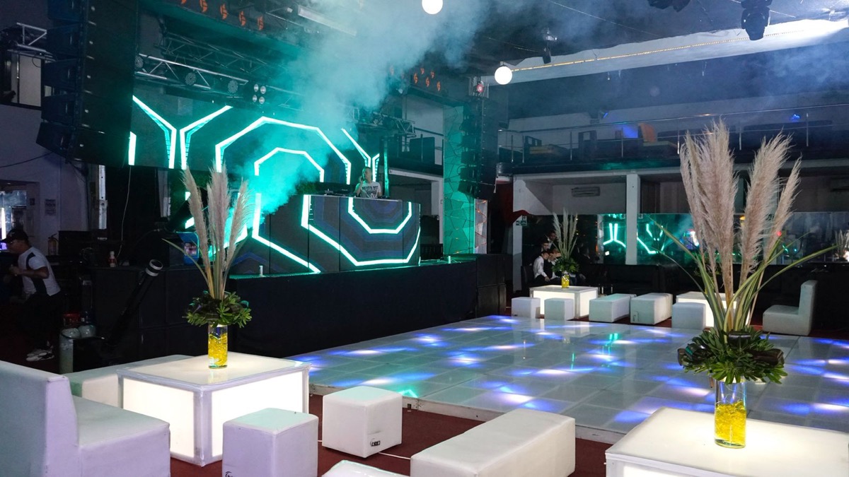 Salón con paneles LED, humo y pista iluminada